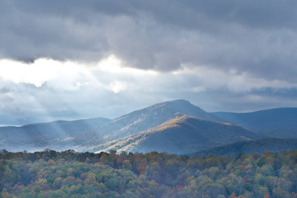 オールド ラグ マウンテン - blue ridge mountains appalachian mountains sunrise mountain ストックフォトと画像