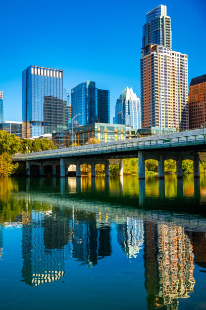 spiegelbild reflexionen von austin texas - austin texas skyline texas cityscape stock-fotos und bilder