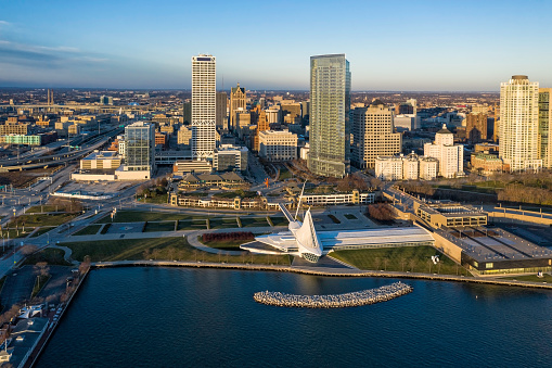 Vista panorámica aérea del centro de Milwaukee al amanecer photo