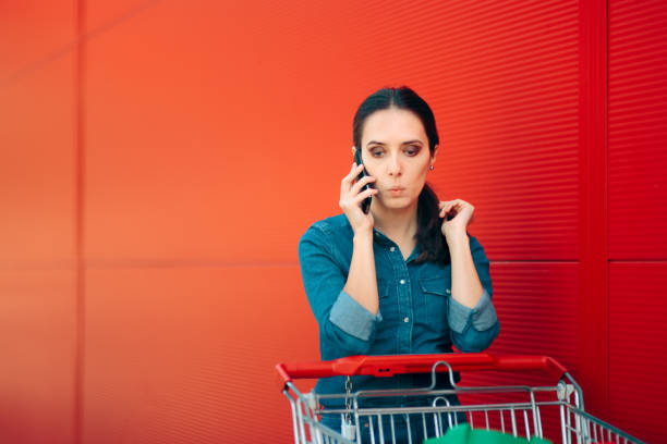 mulher falando em seu smartphone antes de entrar em supermercado - christmas emotional stress shopping holiday - fotografias e filmes do acervo