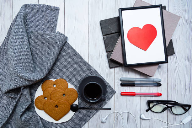 xícara de café, biscoitos de gengibre em forma de coração em uma mesa leve. conceito de dia dos namorados. - red bauble audio - fotografias e filmes do acervo