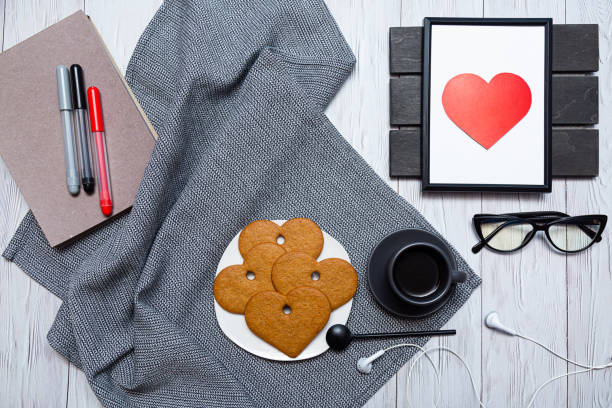 xícara de café, biscoitos de gengibre em forma de coração em uma mesa leve. conceito de dia dos namorados. - red bauble audio - fotografias e filmes do acervo