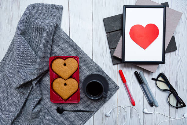 xícara de café, biscoitos de gengibre em forma de coração em uma mesa leve. conceito de dia dos namorados. - red bauble audio - fotografias e filmes do acervo