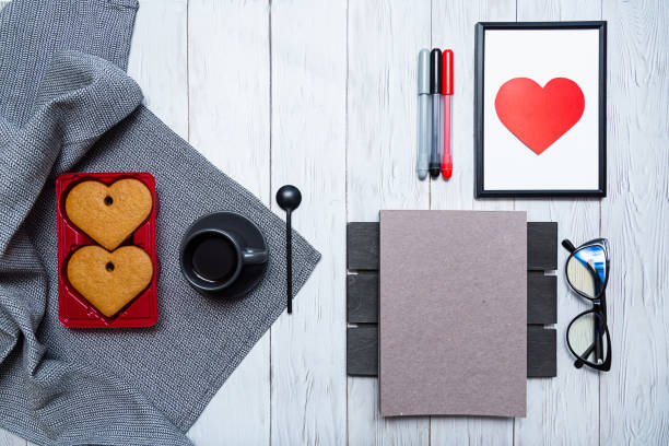 xícara de café, biscoitos de gengibre em forma de coração em uma mesa leve. conceito de dia dos namorados. - red bauble audio - fotografias e filmes do acervo