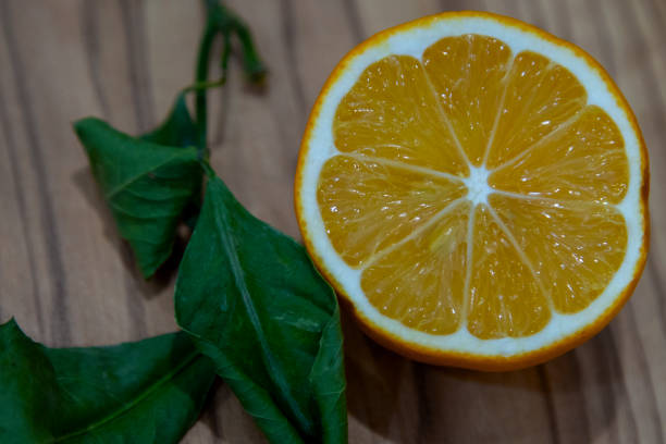 corte de limón de cerca con hojas - orange portion fruit citrus fruit fotografías e imágenes de stock