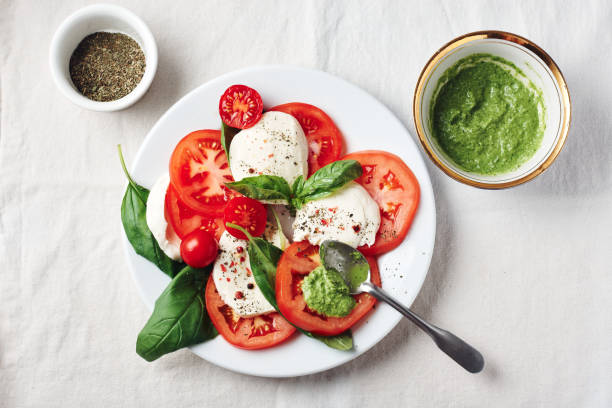 ensalada caprese. - mozzarella caprese salad tomato italian cuisine fotografías e imágenes de stock