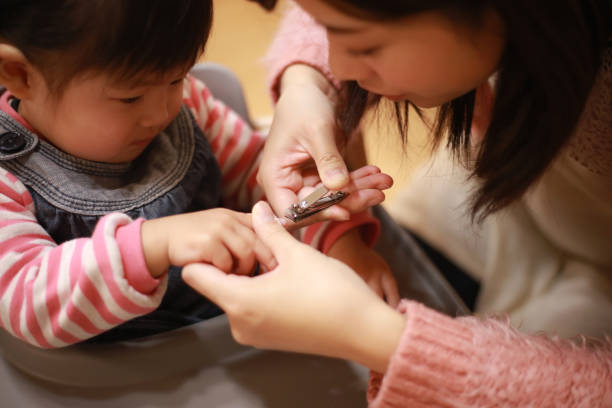 istock Parents and children who cut their nails 1291727712