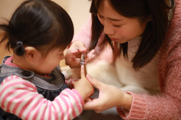 istock Parents and children who cut their nails 1291729158