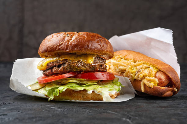 фаст-фуд - хот-доги и гамбургер. копирование пространства, селективный фокус. - hot dog hamburger burger grilled стоковые фото и изображения