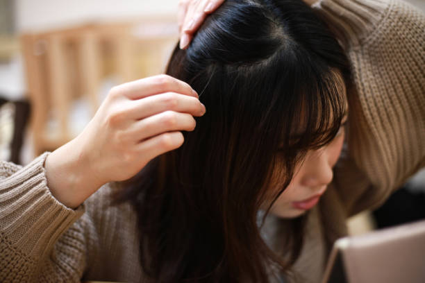 una donna che si preoccupa dei suoi capelli - white hair foto e immagini stock