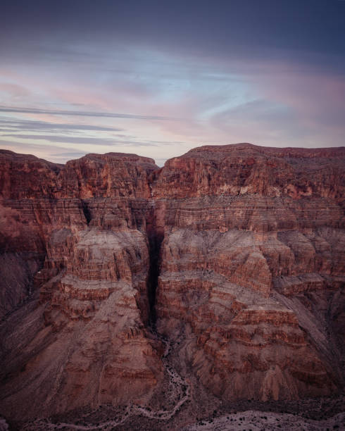 pôr do sol sobre o grand canyon - canyon majestic grand canyon helicopter - fotografias e filmes do acervo