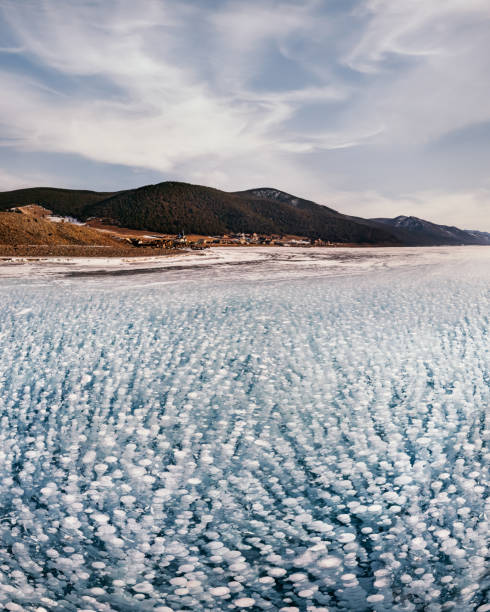 lac baïkal en hiver. fissures et bulles à la surface de la glace. fantastique voyage d’hiver - group21 photos et images de collection