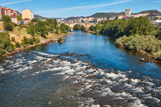 おおめでとうのミニョ川に架かるアンティークローマ橋。ガリシア - ourense province ストックフォトと画像