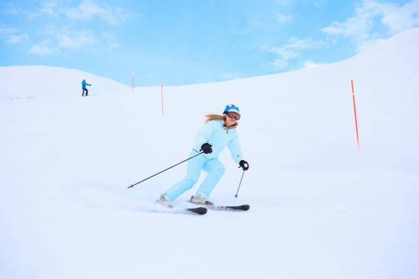 amateur wintersport alpinski. freunde frau und mann schneeskifahrer skifahren im skigebiet. hochgebirgslandschaft.  alpenberg europa, italien. - skiing point of view stock-fotos und bilder