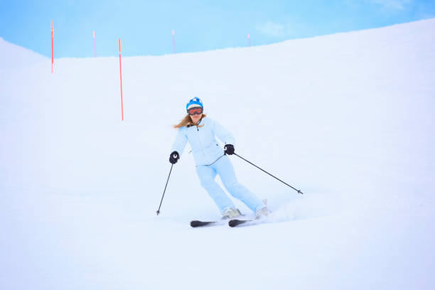 amateur wintersport alpinski. frau schneeskifahrer skifahren im skigebiet.  hochgebirgslandschaft.  alpenberg europa, - skiing point of view stock-fotos und bilder