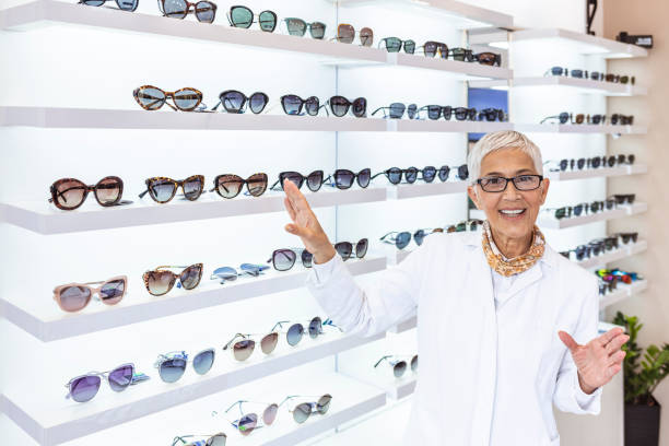 istock Optician selling glasses at the optics 1291741555