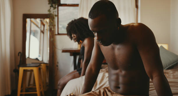 il faut plus que l’intimité physique pour connecter un couple - tired men african descent sadness photos et images de collection