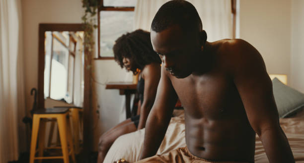 é preciso mais do que intimidade física para conectar um casal - tired men african descent sadness - fotografias e filmes do acervo