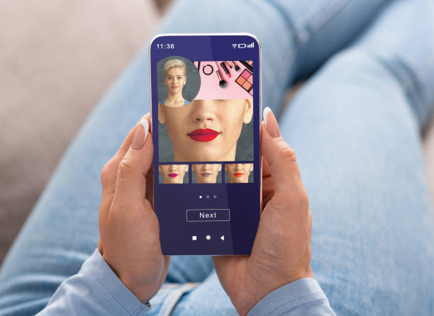 augmented reality beauty app. frau versucht verschiedene lippenstift farbe make-up auf smartphone - beleuchtungstechnik stock-fotos und bilder