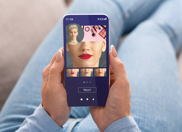 realidad aumentada belleza app. mujer probando diferente maquillaje de color lápiz labial en smartphone - tienda fotos fotografías e imágenes de stock