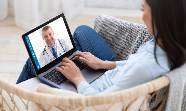 conceito de telemedicina. jovem consultando seu médico em laptop computador, usando webcam de casa, panorama - visita - fotografias e filmes do acervo