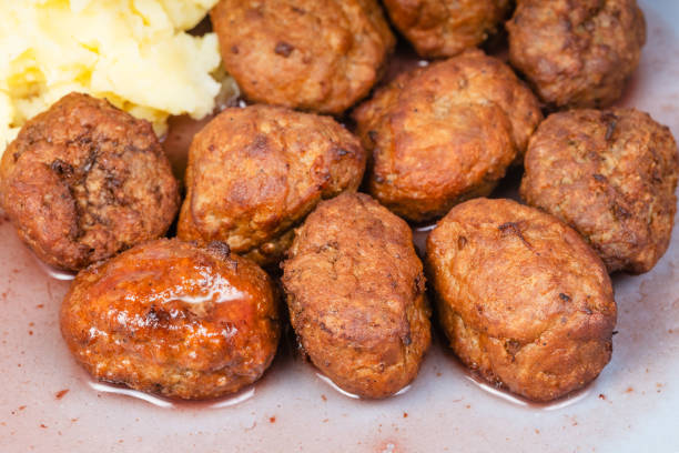 albóndigas cocidas con y puré de papas en el plato - mashed portion small close up fotografías e imágenes de stock