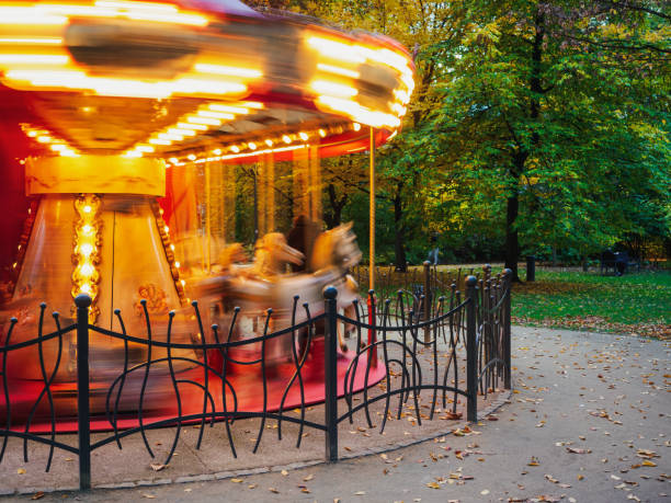 旧市街公園でレトロカルーセルを回転させる - ferris wheel wheel blurred motion amusement park ストックフォトと画像