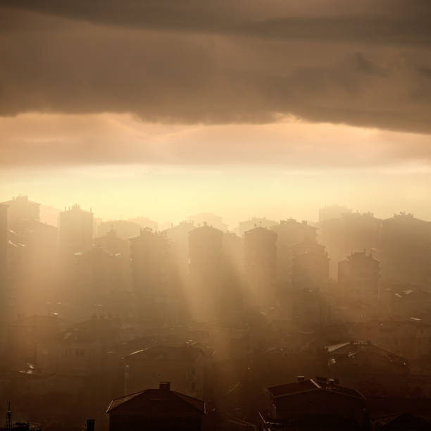 煙の中の都市景観の環境汚染概念 - global warming city smog heat ストックフォトと画像