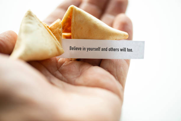 ciasteczko z rozbitym szczęściem - luck fortune telling cookie fortune cookie zdjęcia i obrazy z banku zdjęć