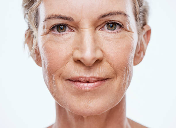 nuestra piel envejece a medida que envejecemos - wrinkled women mature adult beauty fotografías e imágenes de stock