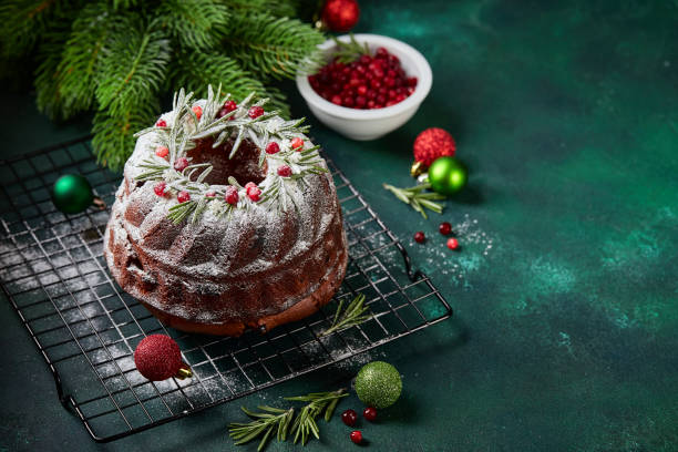 рождественский домашний торт из темного шоколада, украшенный сахарной пудрой и свежими ягодами - chocolate cake dessert bundt cake стоковые фото и изображения