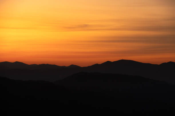 gelb und orange schmieren über bergrücken silhouette - great smoky mountains flash stock-fotos und bilder