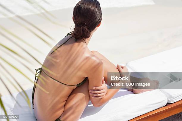 Foto de Vista De Alto Ângulo De Uma Adolescente Sentado À Beira Da Piscina e mais fotos de stock de Fotografia - Imagem