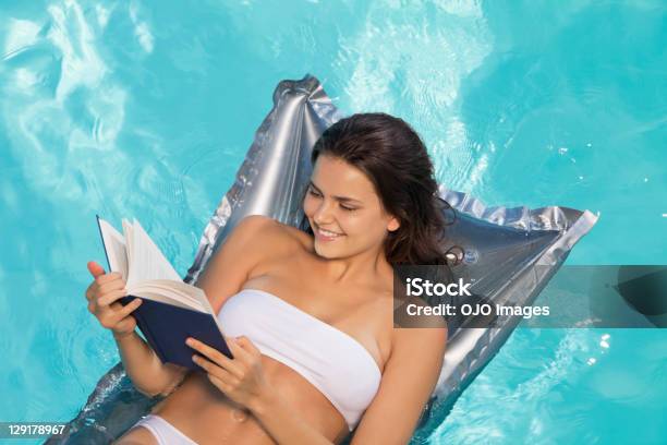 Veduta Dallalto Di Donna Sorridente Leggendo Un Libro - Fotografie stock e altre immagini di Bikini