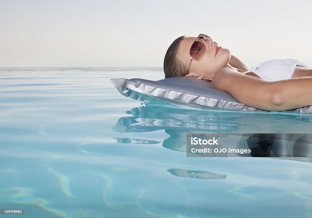 Jeune femme dans la piscine située sur le rafting - Photo de 20-24 ans libre de droits