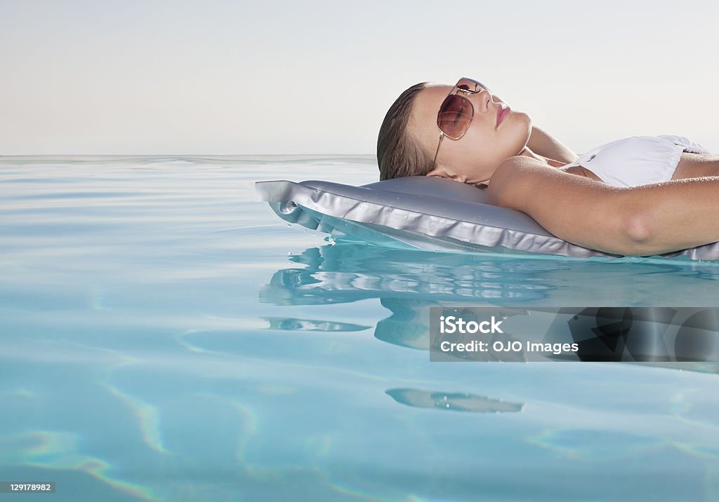 Jovem mulher na piscina Deitado de série - Royalty-free 20-24 Anos Foto de stock