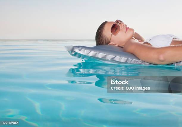 Jovem Mulher Na Piscina Deitado De Série - Fotografias de stock e mais imagens de 20-24 Anos - 20-24 Anos, Adulto, Ao Ar Livre