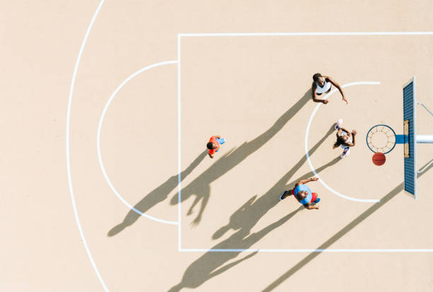 widok drona na afrykańskiej rodzinie grającej razem w koszykówkę w gorące słoneczne popołudnie - basketball playing ball african descent zdjęcia i obrazy z banku zdjęć