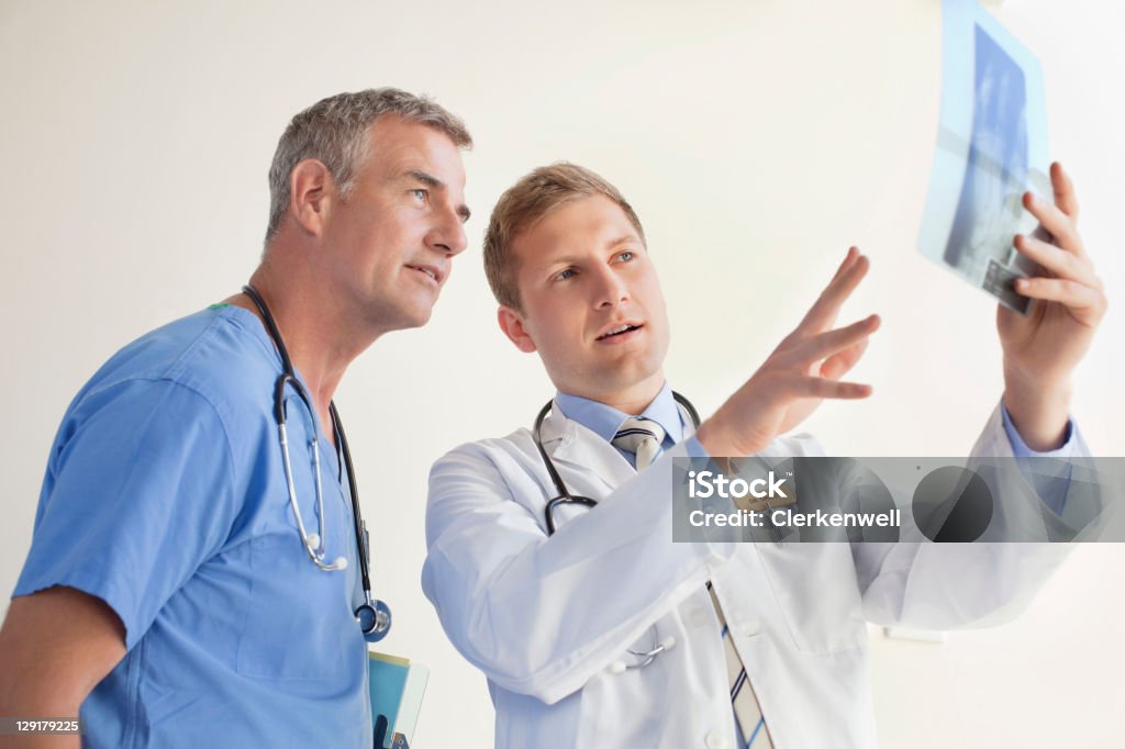 Médico explicando uma radiografia para Enfermeiro - Royalty-free 50-54 anos Foto de stock