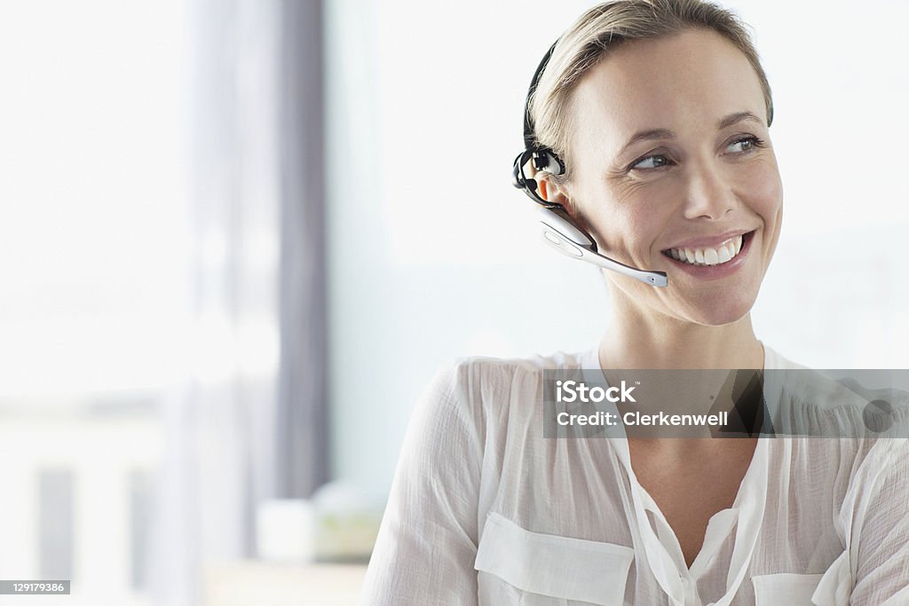 Telephonist trabalhando em um call center - Foto de stock de Agente de atendimento ao cliente royalty-free