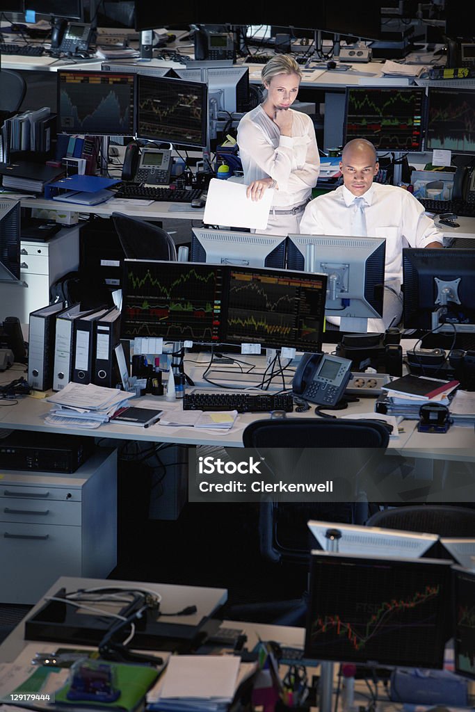 Graves personas de negocios mirando a la computadora en la oficina - Foto de stock de Mercado bursátil libre de derechos
