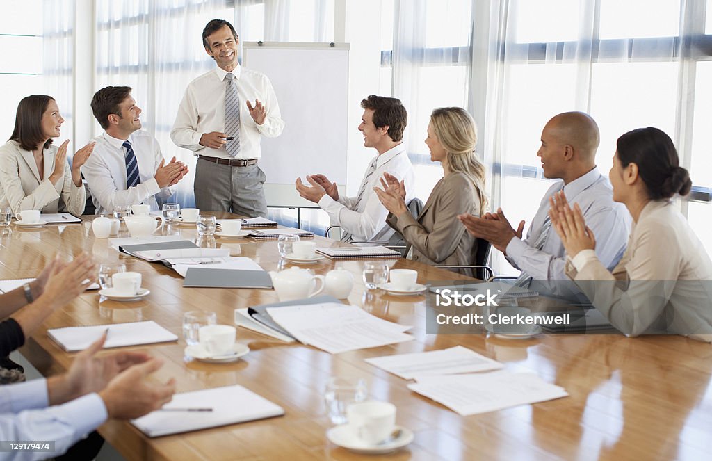 Groupe d'employés de bureau dans une présentation en salle de conseil - Photo de Bonheur libre de droits