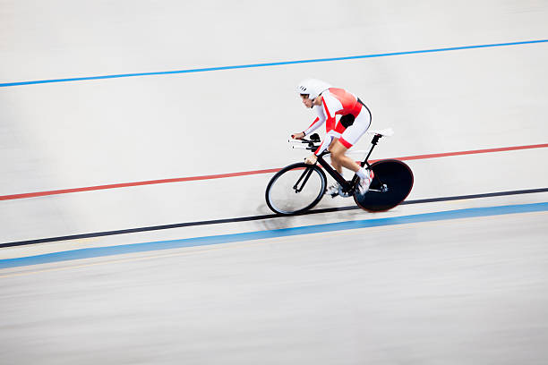 szerokokątny widok człowieka jazdy rower w wyścigu - track cycling zdjęcia i obrazy z banku zdjęć