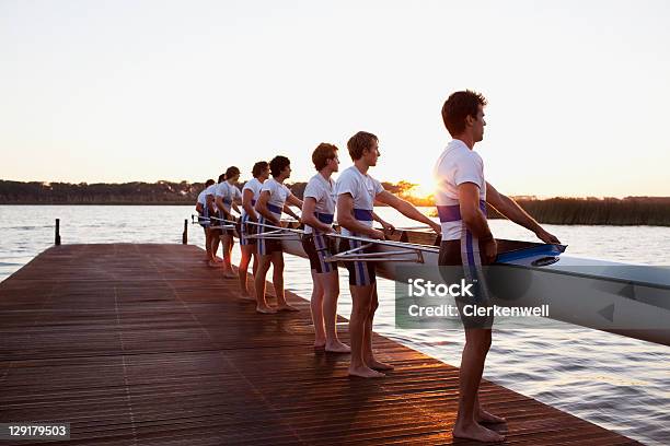 Photo libre de droit de Vue Latérale De Lhomme Tenant Un Bateau banque d'images et plus d'images libres de droit de Sport - Sport, Travail d'équipe, Équipe sportive