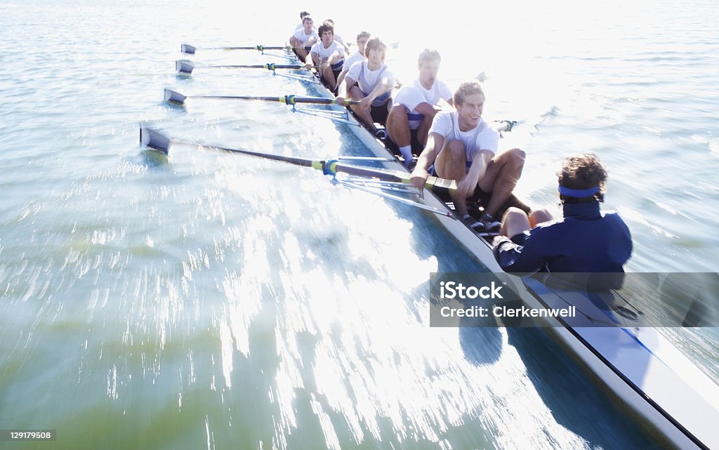 Männer in Zeile Boot oaring - Lizenzfrei Rudern Stock-Foto