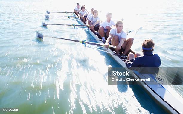 Homens No Barco Oaring Linha - Fotografias de stock e mais imagens de Remar - Remar, Trabalho de Equipa, Desporto