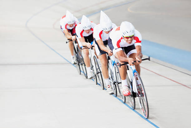 radfahrer rennen in sports track - bahnradsport stock-fotos und bilder