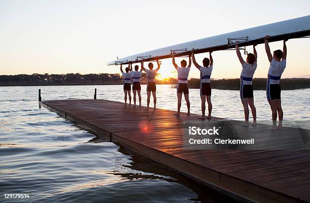 Männer Hält Kanu Über Heads Stockfoto und mehr Bilder von Zusammenarbeit - Zusammenarbeit, Sportmannschaft, Sport