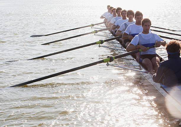 atletas en una canoa tripulación - rowing fotografías e imágenes de stock