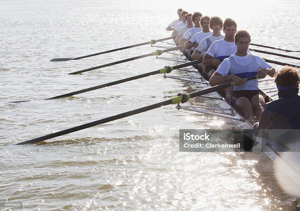 Les athlètes dans un canoë rond - Photo de Ramer libre de droits